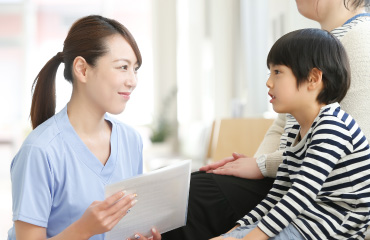 手を取る看護師